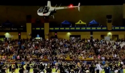 Đội bóng Mỹ nổi hứng rải mưa tiền xuống sân làm quà cho khán giả