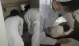 Clip nghẹt thở y tá cứu em bé sơ sinh bị mẹ bỏ trong bồn cầu 