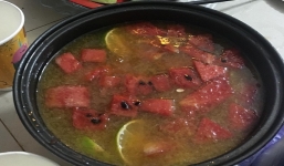 Pha rượu hoa quả theo công thức trên mạng, thanh niên nhận về thành phẩm trông như nồi nước lẩu cuối bữa