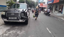 Tài xế nghi say xỉn điều khiển xế hộp tông vào ngân hàng ở Sài Gòn rồi lái xe tẩu thoát