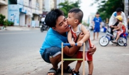 Câu chuyện về người con đặc biệt của vợ chồng thạc sỹ bán chè Sài Gòn: 'Sự nghiệp có thể làm lại, nhưng con cái thì bố mẹ không có cơ hội thứ 2'