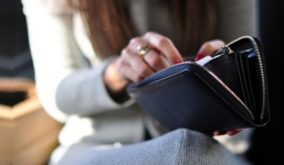 Ấm ức kể khổ vì đưa hết lương cho vợ, lúc cần tiền phải ngửa tay như ăn xin, chồng trẻ khiến MXH dậy sóng