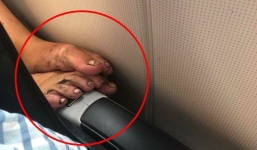 Hình ảnh hành khách vô tư gác đôi bàn chân cáu bẩn lên ghế trước máy bay khiến nhiều người ngán ngẩm