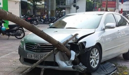 Hà Nội: 'Xế hộp' gây tai nạn liên hoàn trên phố, 2 người bị thương