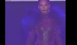 Siêu mẫu bỗng nhiên giật đùng đùng trên sân khấu khi đang catwalk