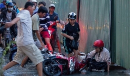 Triều cường lên cao, nhiều người Sài Gòn ngã nhào trong nước