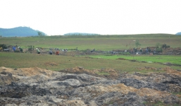 Phú Yên: Hàng nghìn người đào bới lòng hồ thủy điện Sông Hinh tìm đá đen