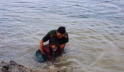 Người phụ nữ mò hến chới với giữa dòng nước sâu may mắn được cứu sống