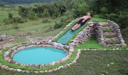 Tay không xây cầu trượt như ở công viên nước, thanh niên nhận được hàng triệu lượt xem