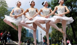 24h qua ảnh: Vũ công trình diễn ba-lê trên đường phố ở Mexico