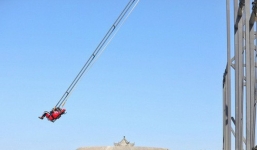 Chơi xích đu khổng lồ ở độ cao hơn 300m, trải nghiệm không dành cho người yếu tim