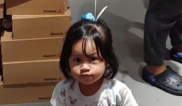 Cô bé xinh xắn được mẹ buộc quả bóng bay lên đầu và lý do khiến ai cũng bật cười khâm phục