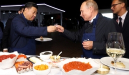 Ông Putin và ông Tập tự làm bánh Blini trứng cá muối, chúc mừng nhau bên ly rượu Vodka