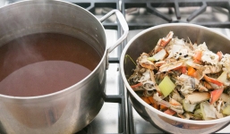 Ăn tôm, cua xong tôi không bao giờ đổ vỏ bởi có thể chế ra thứ nước dùng ngon ngọt giúp nồi canh tôi nấu lúc nào cũng hết veo