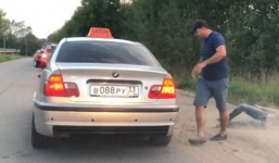Câu chuyện ở Nga: Khách vứt chai nước ra đường, tài xế taxi 'vứt' luôn khách ra khỏi xe