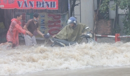 Đồng Nai: Mưa như trút nước, quốc lộ 51 biến thành sông