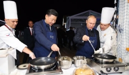 Clip Tổng thống Putin mặc tạp dề thi nấu ăn với ông Tập Cận Bình 