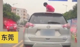 Bé gái nhảy múa trên nóc ô tô đang di chuyển khiến nhiều người 'thót tim'