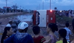 30 người kêu cứu trong chiếc xe giường nằm lật nghiêng ở Bình Định