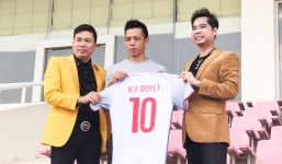 Michael Lang cùng thầy Ngọc Sơn trao 250 triệu cho U23 Việt Nam