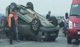 Nữ tài xế thoát chết hy hữu trong ô tô lật ngửa trên cầu Vĩnh Tuy