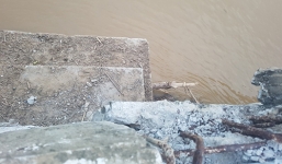 Nước lũ làm dịch chuyển cầu bê tông hơn 200m trên sông Mã