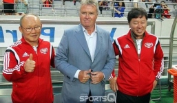 Báo Hàn Quốc chỉ ra một thứ mà HLV Park Hang-seo có nhưng Guus Hiddink thì không
