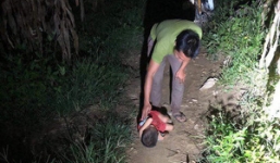 Thực hư câu chuyện bé trai phải ngủ ngoài đường khi bố mất, mẹ đi lấy chồng