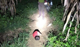 Có người nhận nuôi bé trai phải ngủ ngoài đường khi bố mất, mẹ đi lấy chồng khác