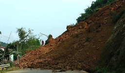 Quốc lộ 15A từ Thanh Hóa đi Hòa Bình bị chia cắt do sạt lở