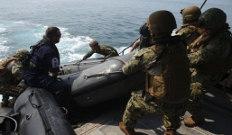 Iran đe dọa 'đừng vuốt râu hùm', Mỹ đáp trả bằng một loạt cuộc tập trận thách thức