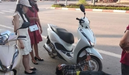 Bức ảnh người phụ nữ lớn tuổi nằm dưới đường ôm bánh xe máy khiến cư dân mạng xôn xao