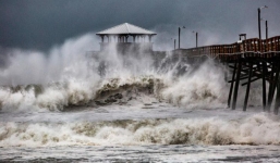 'Bão quái vật' Florence đổ bộ vào Mỹ, mất điện diện rộng, cảnh báo lũ lụt thảm khốc