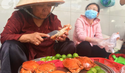 Sau vụ bị mắng 'bán cua thúi hoắc', mâm cua dì Ba vẫn đông nghẹt khách nhưng 'dì buồn lắm, tối ngủ còn mơ thấy cô ấy chửi mình'