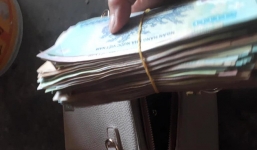 Thấy chiếc túi khách bỏ quên, chủ quán bánh mướt giật mình phát hiện có cục tiền lớn bên trong