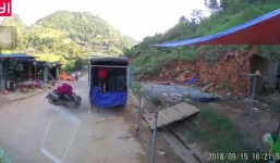 Phóng xe máy tốc độ cao lao thẳng vào đuôi xe tải đỗ bên đường, người đàn ông thiệt mạng