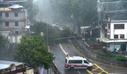 Nóng: Bão Mangkhut đã đổ bộ Hong Kong với từng cột sóng cao đến 14m