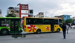 Khách hoảng loạn la hét khi xe buýt nát đầu sau tai nạn liên hoàn trước hầm chui ở Sài Gòn