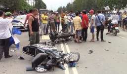 Bình Dương: Hai xe máy vỡ nát sau đối đầu, người thân ôm thi thể thanh niên 22 tuổi gào khóc trong mưa