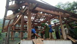 Công an giúp người dân di dời nhà cửa, gặt lúa “chạy” bão Mangkhut