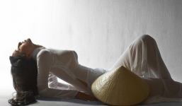 Mai Phương Thúy ngậm ngùi nhắc lại scandal mặc áo dài phản cảm 6 năm trước