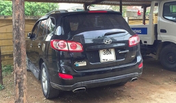 Giám đốc lao ô tô vào cảnh sát giao thông làm một chiến sỹ bị thương