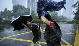 Bão Mangkhut đổ bộ Trung Quốc, 2,45 triệu người đi trốn