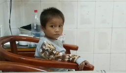 Hà Giang: Cậu bé 6 tuổi ngủ ngoài đường vì mẹ đi lấy chồng đã hồi phục sức khỏe