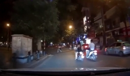 Góc xấu tính: Thanh niên ăn mặc bảnh bao giơ chân đạp hai em gái đi đường rồi tăng ga bỏ chạy