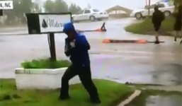 Phóng viên thời tiết Mỹ bị chỉ trích khi đưa tin bão Florence