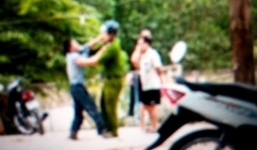 Người phụ nữ ở miền Tây dùng dao chém trung tá công an giữa chợ