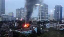 Cận cảnh vụ cháy lớn trên đường Đê La Thành, nhiều căn nhà bị thiêu rụi