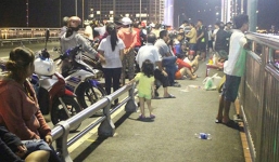 Đi chơi cùng nhóm bạn, cô gái bất ngờ tách ra rồi lao xuống cầu tự tử