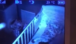 Cha hãi hùng sau khi xem lại video con gái 13 tháng tuổi ngủ say